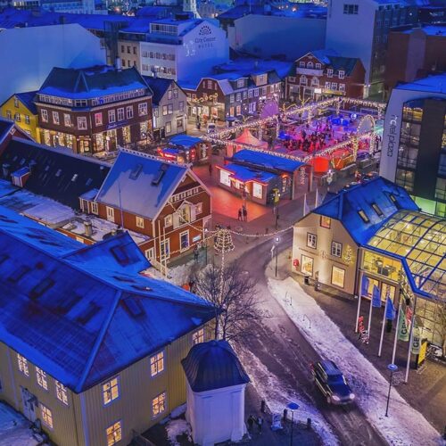 Viaje de fin de año 2025 en Islandia con grupo reducido y guía en español disfrutando de auroras boreales.