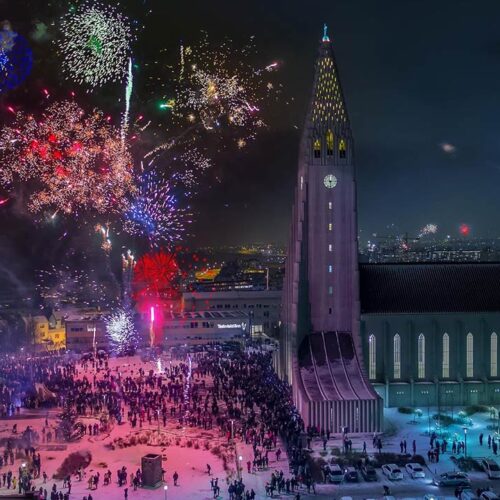Fuegos artificiales en Reykjavík. Fin de año 2025 en Islandia con guía español, tour especial para grupos reducidos y experiencias únicas.