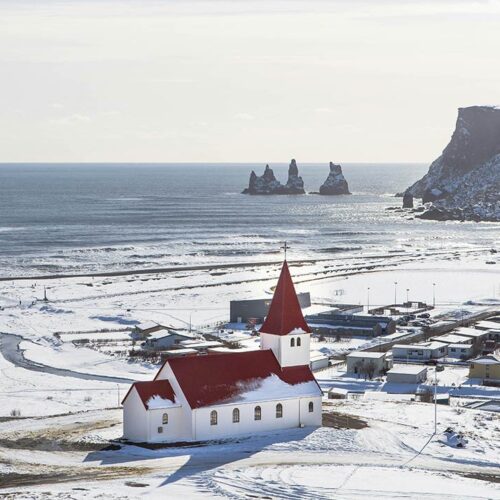 Vík nevado. Aventura en Islandia diciembre 2025: viaje en grupo pequeño con guía hispanohablante y paisajes nevados.