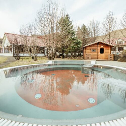 Jacuzzi exterior en el Hotel Ketla de Vík Islandia.