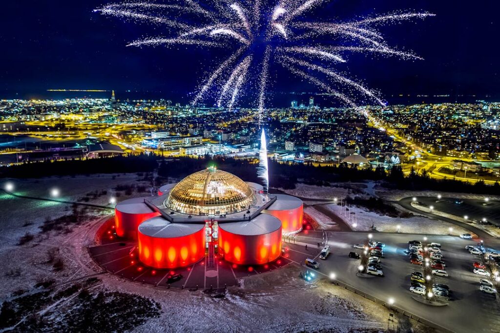 a en Perlan Para Fin de Año en Islandia 2025 con fuegos artificiales
