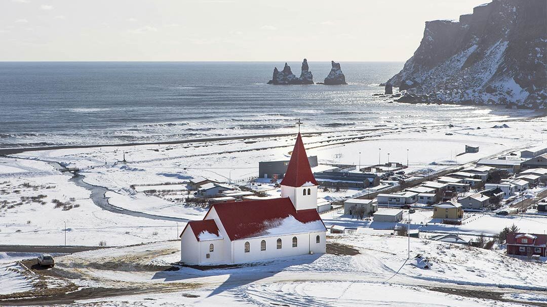 Viajes a Islandia en invierno 26/27 Vík nevado. Aventura en Islandia diciembre: viaje en grupo pequeño con guía hispanohablante y paisajes nevados.